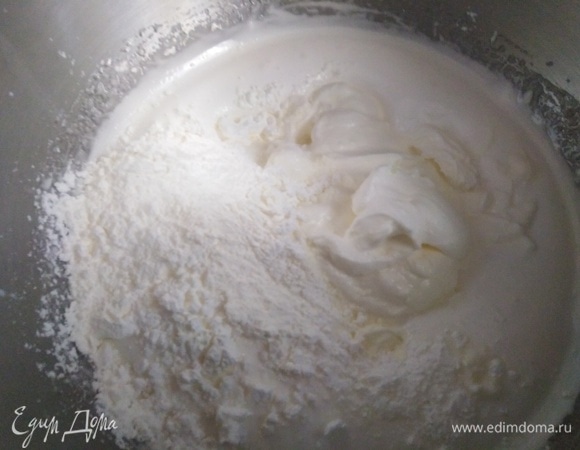 Добавить сметану и 4 ст. л. крахмала. Перемешать.