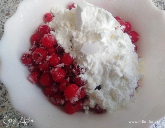 Ягоды смешать с 1 ст. л. крахмала.