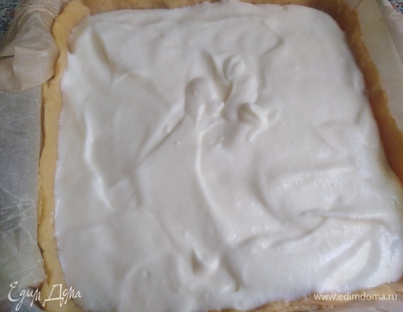 Перелить сметанную основу.