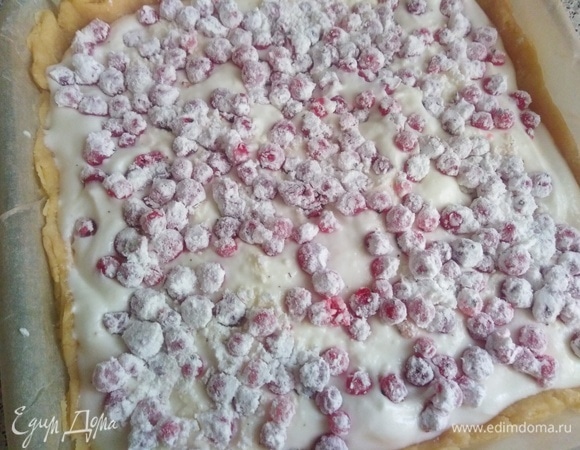 Сверху выложить ягоды.