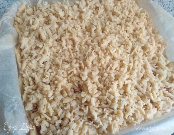 Оставшееся тесто натереть на терке и обсыпать верх пирога.