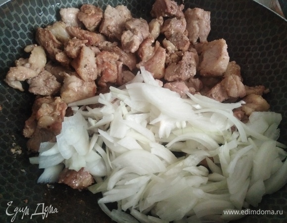 Мясо нарезать, посыпать перцем, обжарить. Посолить. Всыпать лук. Обжарить.