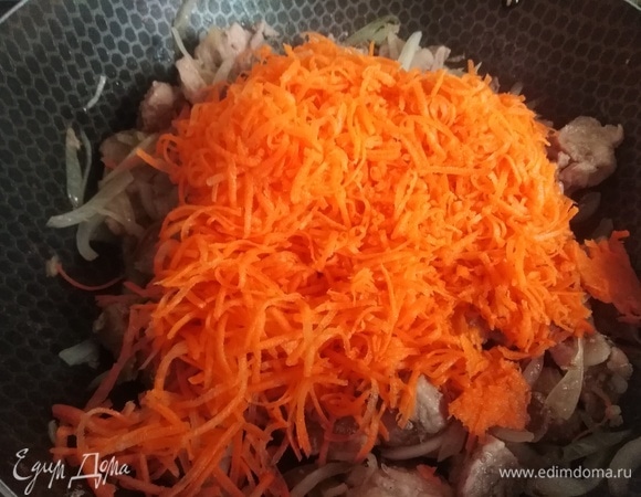 Добавить морковь. Обжарить.