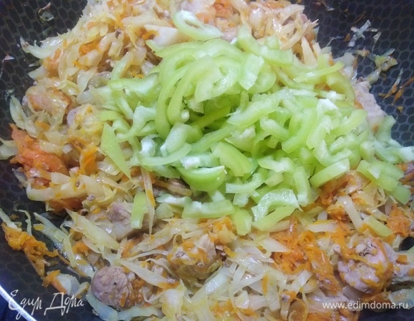 Всыпать перец, припустить.