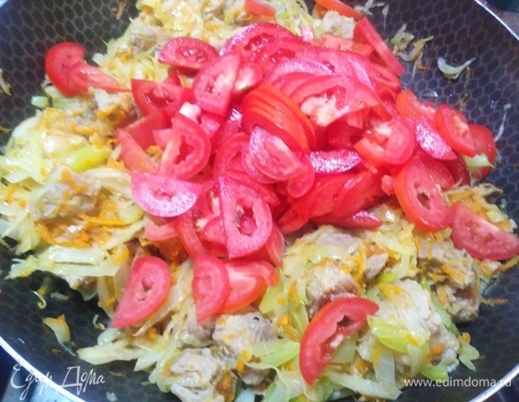 Затем помидоры, жарить 10 минут.