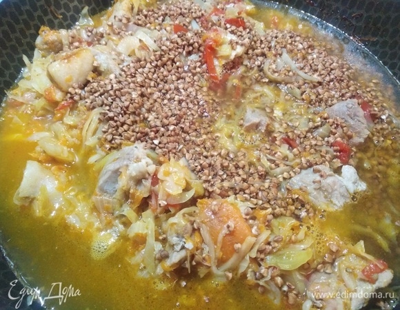 Промытую гречку соединить с мясом и овощами. Залить водой, посолить. Довести до кипения, убавить огонь.