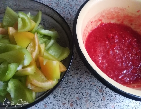 Перец нарезать, помидоры пропустить через мясорубку вместе с чесноком.