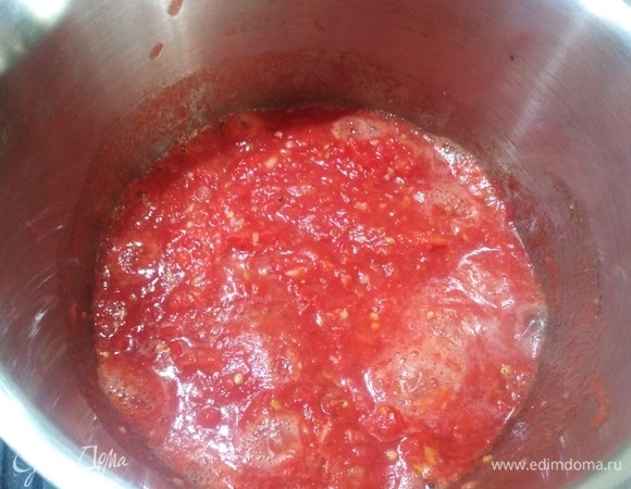 Прокрученные томаты довести до кипения, добавить растительное масло, соль, сахар. Кипятить 2–3 минуты.