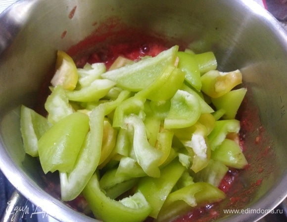 Всыпать перец. Варить под крышкой, периодически помешивая, 20 минут.