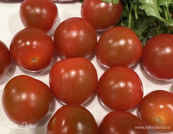 Черри режем на 2–4 части, кинзу и лук — мелко. Солим, немного масла.