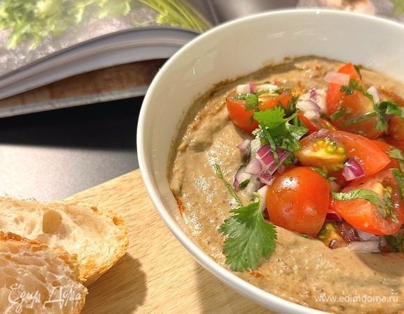 Выкладываем на тарелку бабагануш, сверху салат из помидоров и подаем к столу в качестве закуски с поджаренным хлебом или питой.