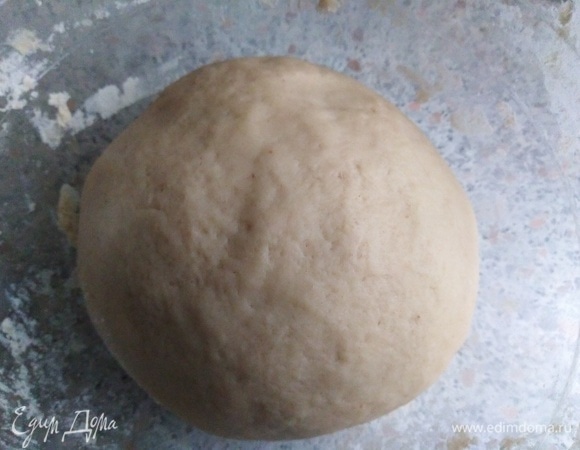 Замесить тесто, накрыть и приготовить начинку.