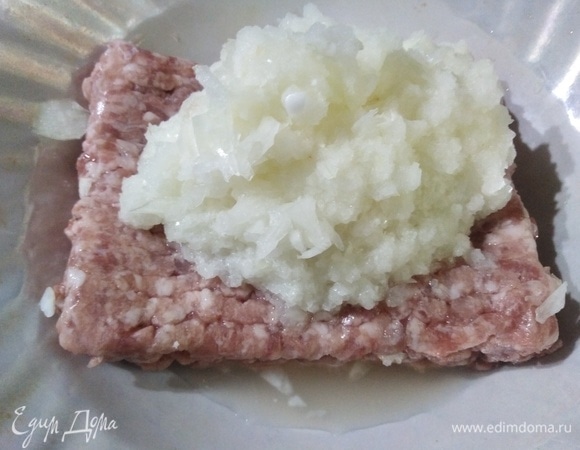В фарш добавить измельченный лук, соль и перец. Перемешать, если фарш суховат, влить немного воды.