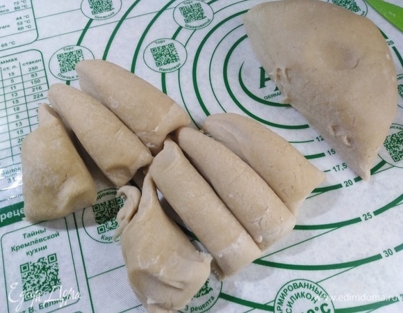 Тесто разделить на 14 частей.