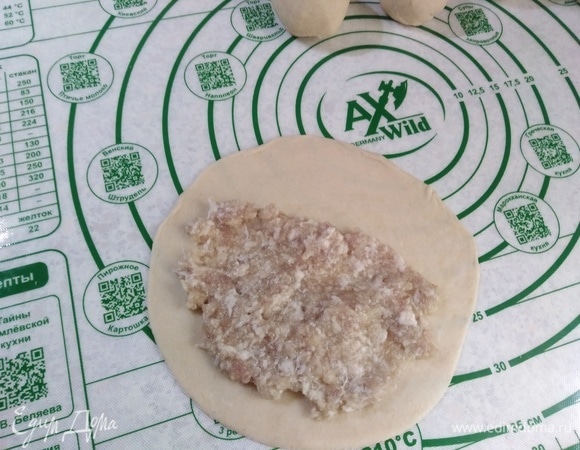 Каждую заготовку раскатать, выложить столовую ложку фарша, разровнять на половину пласта.