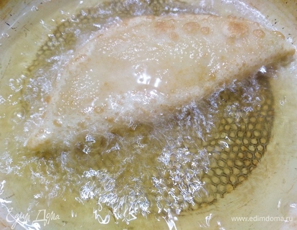 В сковороде раскалить растительное масло. Выложить пирожок и жарить с двух сторон до золотистого цвета.