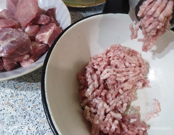 Свинину пропустить через мясорубку.