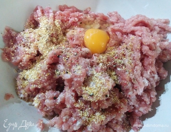 Вбить яйцо, добавить соль, перец, сушеный чеснок. Фарш хорошо перемешать и отбить. Сформировать фрикадельки.