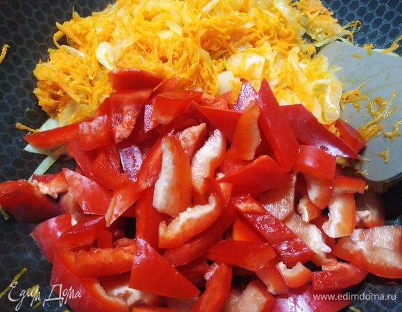 Обжарить лук и морковь. Добавить болгарский перец. Пережарить.
