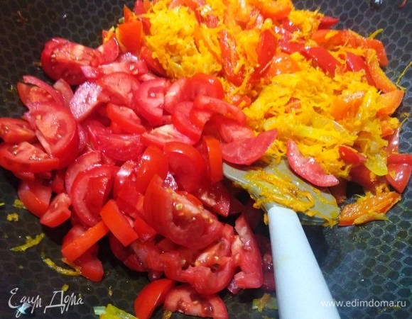 Затем — помидоры. Готовить 10–15 минут, помешивая.