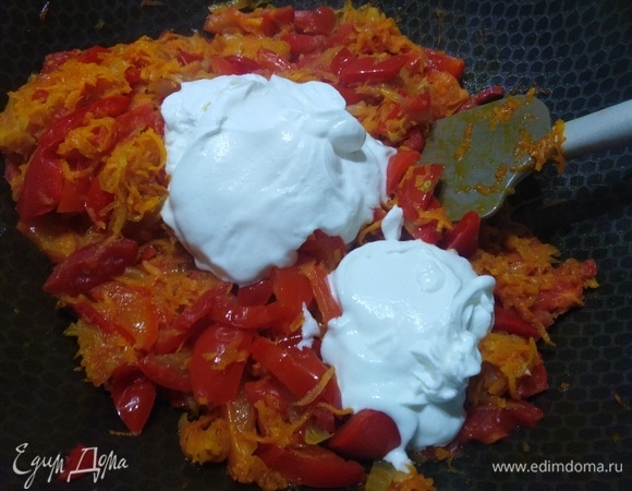 К овощам выложить сметану. Тушить 5–7 минут.