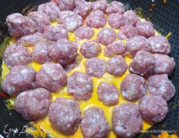 Затем разложить фрикадельки, залить водой, посолить. Готовить 20 минут под крышкой.