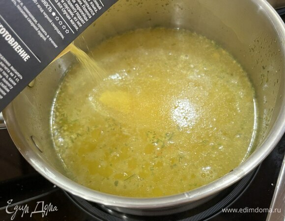 Затем постепенно струйкой всыпаем поленту, постоянно помешивая. Варим 5 минут, до загустения.
