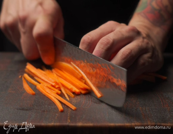 Начать с подготовки ингредиентов. Морковь нарезать тонкой соломкой.