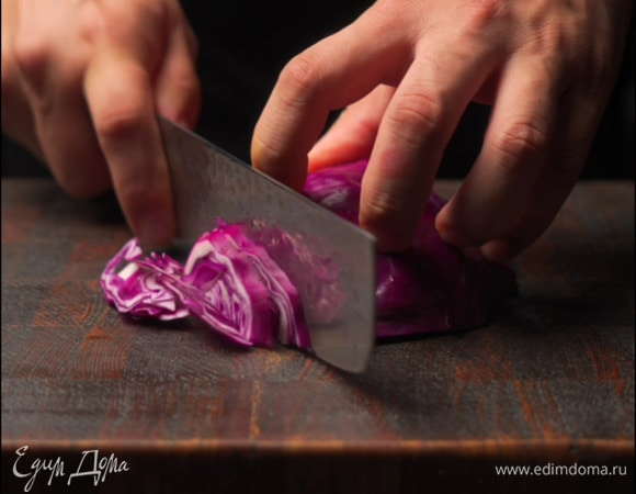 Капусту тонко нашинковать.