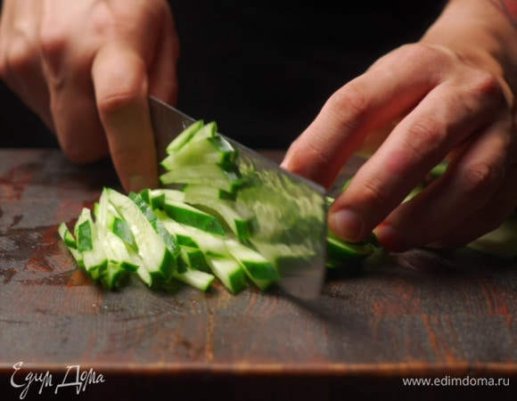 Огурец нарезать тонкой соломкой.