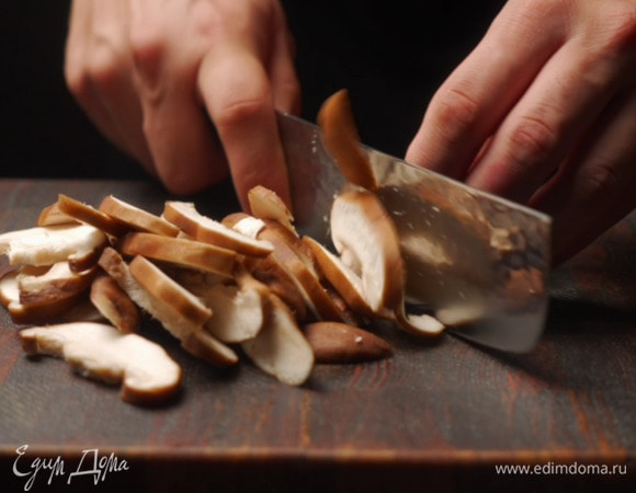 Грибы нарезать тонкими слайсами.
