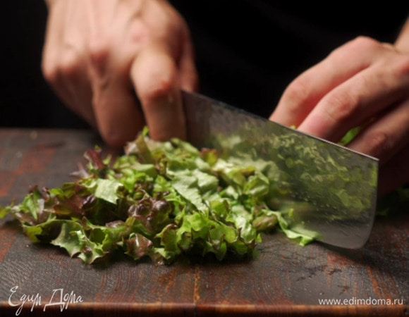 Свежий салат нарезать на полоски шириной примерно 1 см.