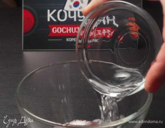 Добавить воду и хорошо все перемешать.