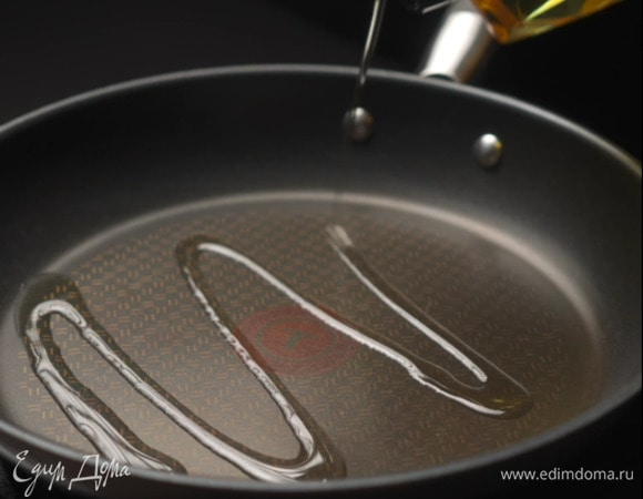 Разогреть небольшое количество растительного масла на сковороде.