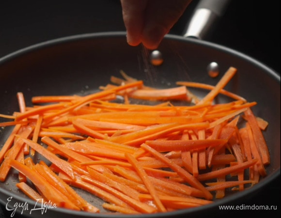 Морковь выложить на сковороду, слегка посолить.