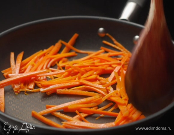 Обжаривать морковь 2–3 минуты, постоянно помешивая. Выложить в отдельную посуду.