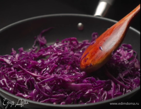 Жарить 2–3 минуты, постоянно перемешивая. По готовности переложить в отдельную посуду.