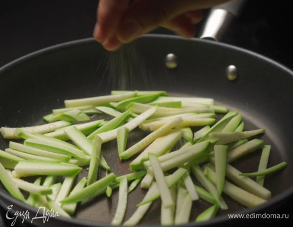 Таким же образом выложить на разогретую сковороду с небольшим количеством растительного масла кабачки. Слегка посолить.