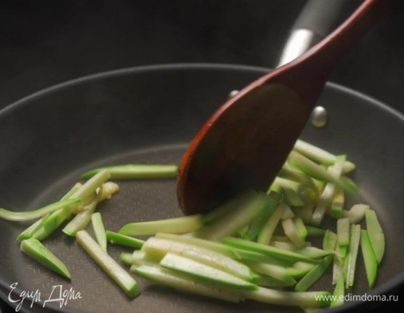 Жарить 2–3 минуты, постоянно перемешивая. По готовности переложить в отдельную посуду.