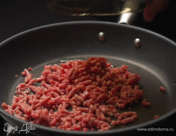 Приступить к фаршу. Выложить на разогретую сковороду с небольшим количеством масла.