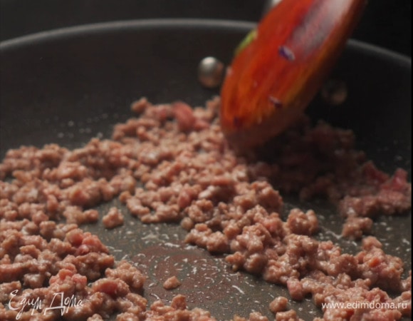 Обжаривать 4–5 минут, постоянно помешивая.