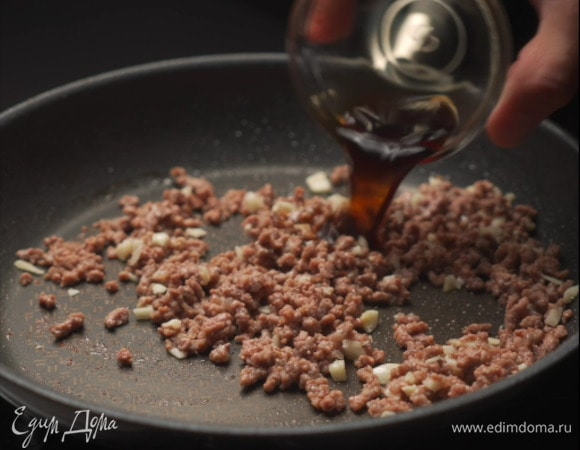 Добавить соевый соус.