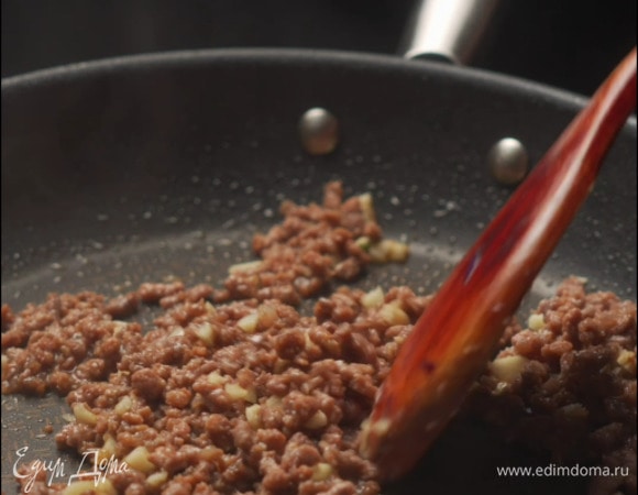 Хорошо перемешать и убрать сковороду с огня.