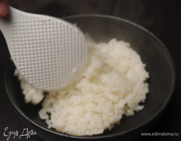 Приступить к сборке блюда. В глубокую миску выложить предварительно отваренный рис.