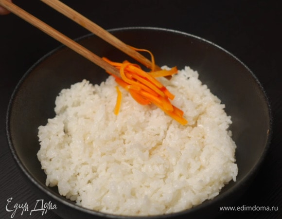 Сверху начать выкладывать топинги. Сначала морковь.