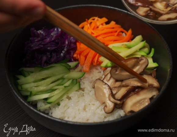 Выложить грибы.