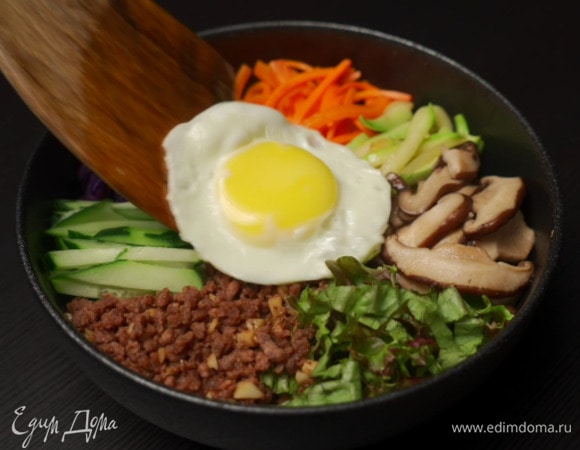 По центру выложить обжаренное яйцо.