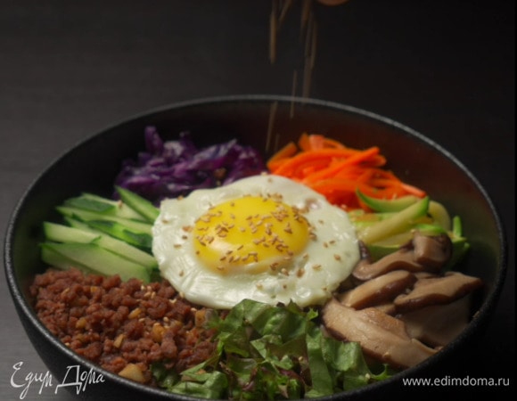 Посыпать все кунжутными семенами для красоты.