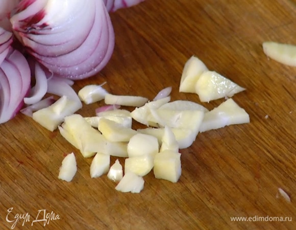 Красный лук и чеснок почистить и крупно порезать.