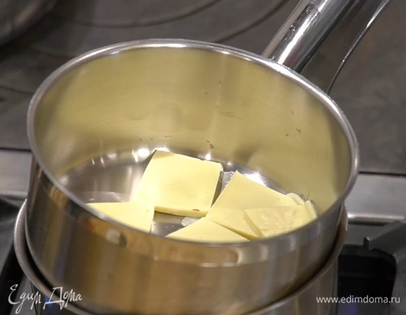 Белый и черный шоколад по отдельности растопить на водяной бане.